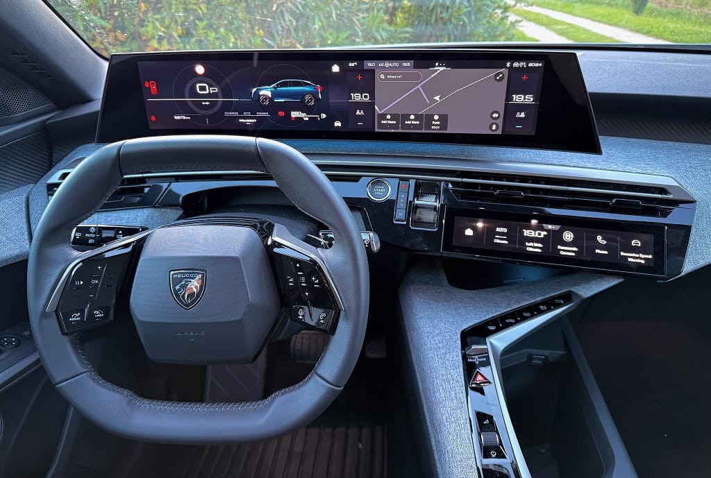 The Panorama i-Cockpit in the 2025 Peugeot 3008
